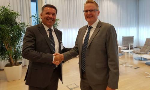 Peter Novak, komercialni direktor Kolektor Etre, in Timo Kiiveri, podpredsednik Fingrida, po podpisu pogodbe